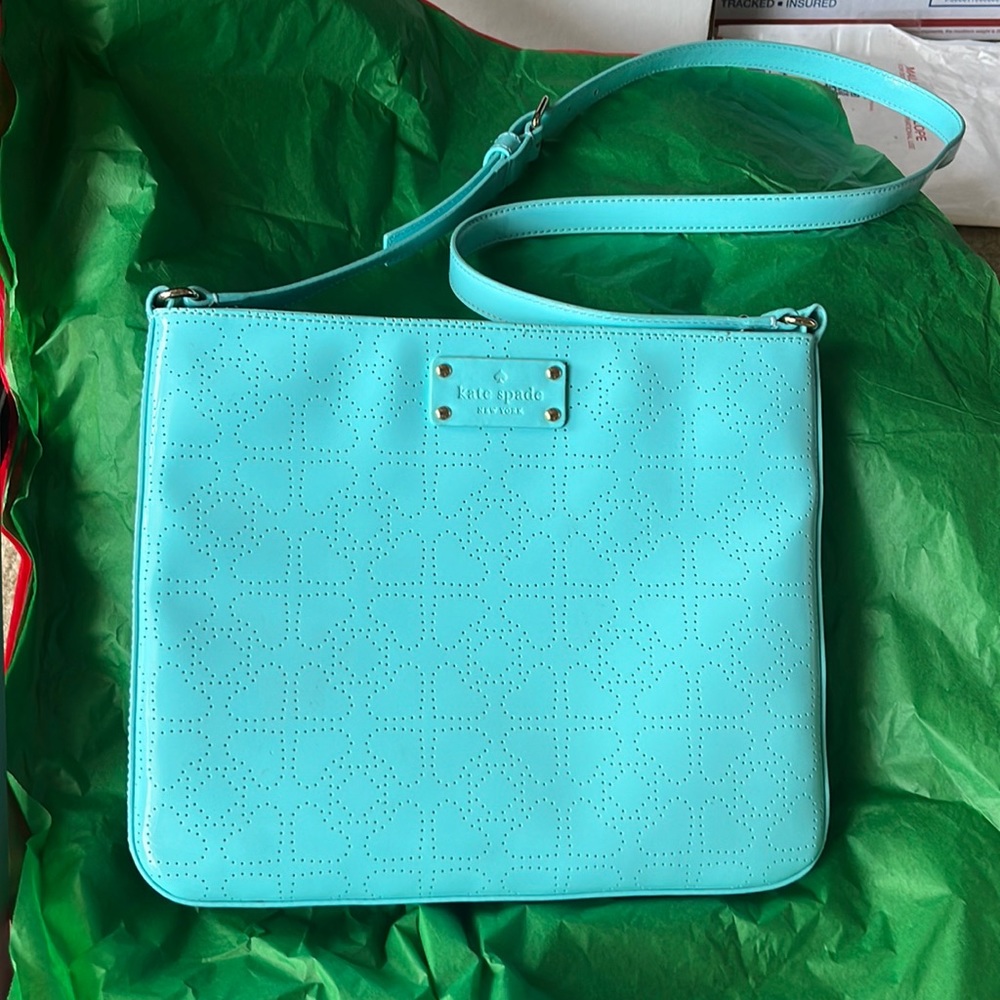Kate Spade VGUC turquoise perforated spade flower crossbody bag